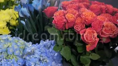 用水喷洒红玫瑰从花店喷雾器到长期存放..